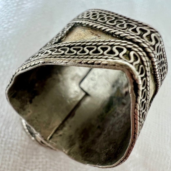 Antique Afghan Tribal Carnelian Saddle Ring – 19th‑20th C. Heart‑Shaped Band - Picture 8 of 13